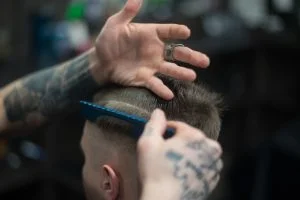 Iti doresti o schimbare de look si nu stii unde sa mergi, la un barber shop sau o frizerie? Iata diferentele!